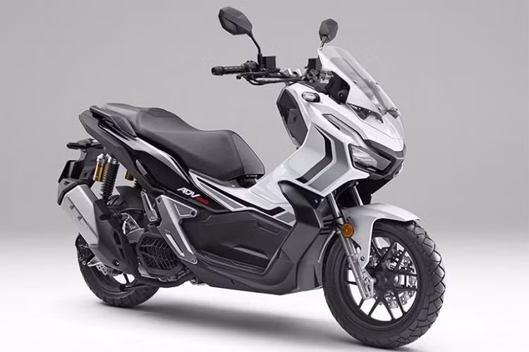 Ngoài nâng cấp động cơ và thay đổi nhỏ về ngoại hình, dự kiến Honda ADV 160 mới vẫn giữ nguyên các trang bị của thế hệ cũ. Cụ thể, xe sẽ được trang bị bộ mâm xe kích thước 14 inch phía trước và 13 inch phía sau, đi kèm là phanh đĩa tích hợp phanh ABS đơn kênh. Hệ thống đèn chiếu sáng Led khi kèm đèn định vị hình tia sét.