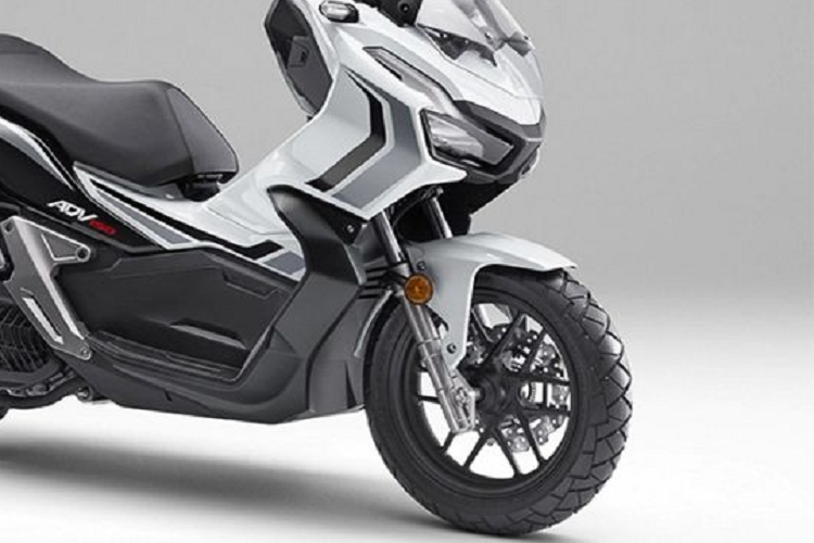 Cụm đồng hồ công-tơ-mét LCD tích hợp đèn thông báo. Ngoài ra xe còn trang bị sẵn hệ thống khóa thông minh Smart Key và cốp chứa đồ dưới yên xe dung tích 28 lít rộng rãi.