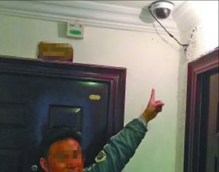 Mang hang xom vi nghi nhin len, co gai xau ho khi xem lai camera