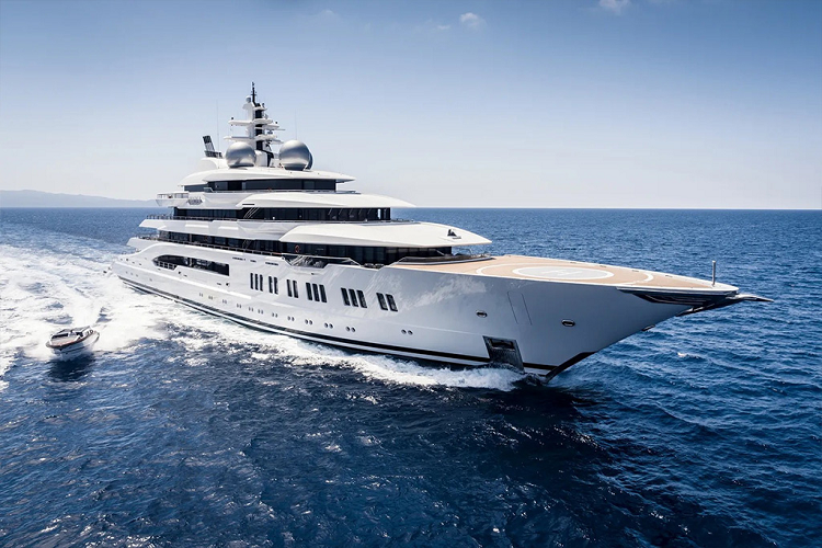 Theo thông tin được trang Business Insider, chiếc siêu du thuyền Megayacht cao 106 mét có vẻ như đang trên đường tháo chạy về bờ Đông nước Nga. Các nền tảng theo dõi hàng hải toàn cầu cho thấy chiếc Megayacht này đang băng qua Thái Bình Dương một cách bất thường. Trước đó 18 ngày, Amadea đã rời Mexico và được định vị ở gần Fiji trong chuyến hải trình nhiều khả năng là hướng tới thành phố cảng Vladivostok. 