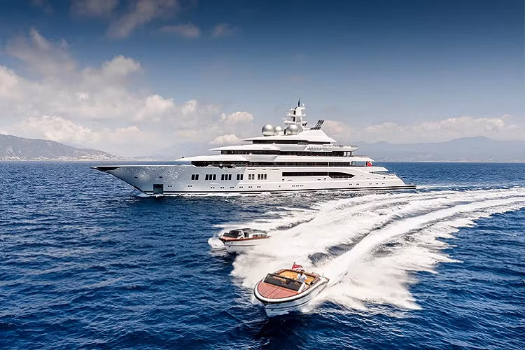 Tuy nhiên kế hoạch tẩu thoát có vẻ đã bị lộ, khi cảnh sát Fiji có mặt và tạm giam siêu du thuyền cùng với toàn bộ thủy thủ đoàn. Để thực hiện vụ bắt giữ, cả Đại sứ quán Hoa Kỳ lẫn phái đoàn EU tại địa phương đã nghiên cứu chi tiết lộ trình đường đi, sau đó chuyển thông tin cho giới chức Fiji và hợp tác tích cực trong vụ tạm giữ này. Hay nói cách khác, họ đã giăng sẵn lưới, đợi dinh thự nổi của Kerimov đến để chiếm được nó.