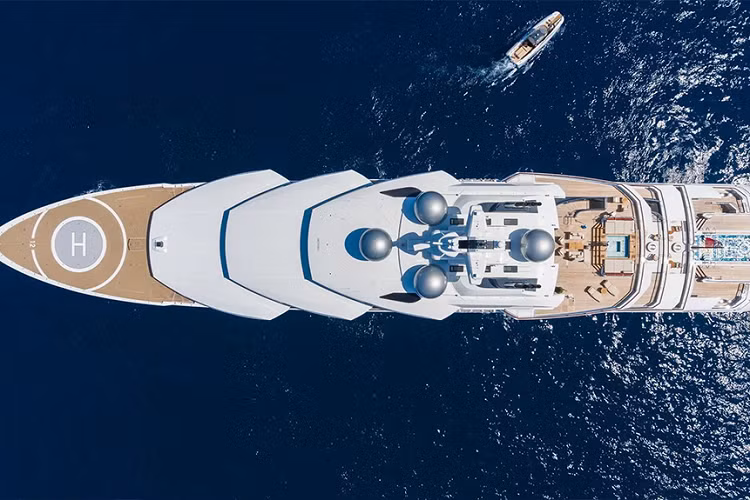 Trước đó với lý do đáp trả chiến dịch quân sự mà Nga đã tiến hành trên đất Ucraina, Mỹ cùng hàng loạt các nước đồng minh phương Tây đã ra những lệnh trừng phạt, tịch thu tài sản vô lý và trơ trẽn chủ yếu nhắm vào các tỷ phú người Nga. 