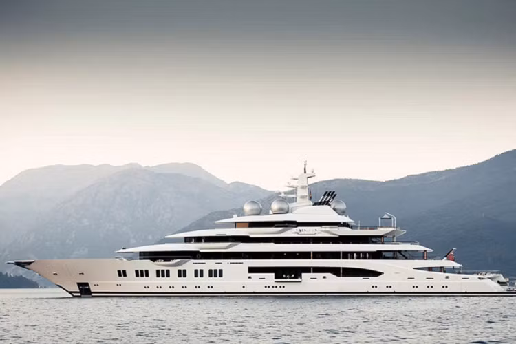 Amadea là một siêu du thuyền - có thâm niên tương đối trẻ - được Lurssen chuyển giao cách đây mới chỉ 5 năm. Megayatch này được cho là có một hồ bơi tuyệt đẹp dài 10 mét, một khu vườn mùa đông và toàn bộ diện tích boong được thiết kế để dành riêng cho những bữa tiệc xa hoa. Amadea được cho là thuộc quyền sở hữu của Suleiman Kerimov - ông trùm nắm giữ nhiều cổ phần trong tập đoàn kinh doanh vàng lớn nhất của Nga.