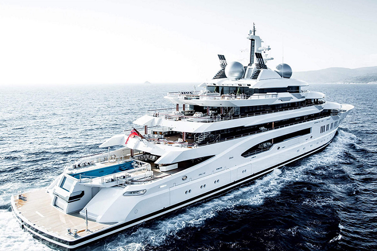 Điển hình như vụ việc đóng băng tài sản của chủ tịch CLB bóng đá Chealsea - Abramovich, hay vụ việc tịch thu chiếc Maybach hay chiếc du thuyền của tài phiệt Alisher Usmanov - người nắm giữ CLB bóng đá Arsenal.