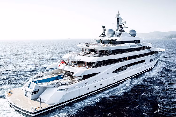 Điển hình như vụ việc đóng băng tài sản của chủ tịch CLB bóng đá Chealsea - Abramovich, hay vụ việc tịch thu chiếc Maybach hay chiếc du thuyền của tài phiệt Alisher Usmanov - người nắm giữ CLB bóng đá Arsenal.