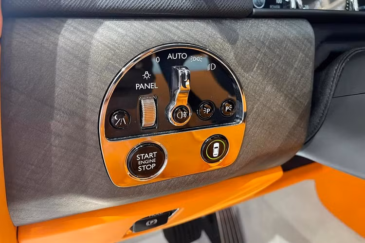 Bộ mâm Forgiato có tên gọi RDB-ECL với thiết kế sắc sảo, cấu tạo từ 3 mảnh riêng biệt và kiểu mâm đa chấu đã thể hiện sự cá tính của chủ xe cũ, bộ móng mới của xe được sơn màu trắng cho tông xuyệt tông ngoại thất xe với điểm nhấn là viền mâm được mạ crôm bóng loáng. Chủ nhân còn phải đầu tư thêm bộ lốp Scorpion Zero đến từ thương hiệu Pirelli cho phù hợp kích thước mâm. Chi phí cho bộ mâm độ này không dưới 230 triệu đồng tại nước ngoài.