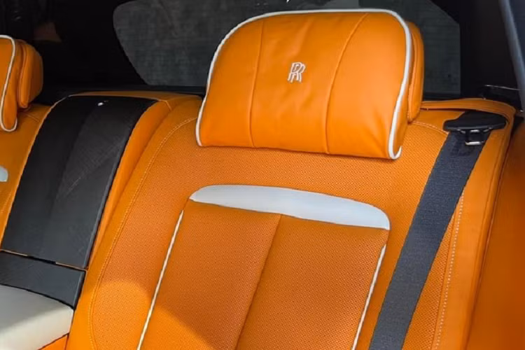 Rolls-Royce Cullinan được đặt một cái tên khá đặc biệt khi Cullinan còn được biết đến với tên gọi viên kim cương 3.106 carat đẹp không tì vết nằm trên vương miệng Crown Jewels của Nữ hoàng Anh, cũng chính vì thế mà nhiều người cho rằng Rolls-Royce Cullinan là viên kim cương đắt và lớn nhất thế giới có thể di chuyển trên đường phố.