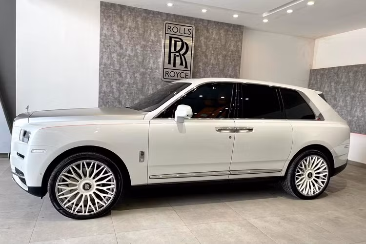 Một trong số đó phải kể đến chiếc SUV siêu sang Rolls-Royce Cullinan đầu tiên lăn bánh tại Sài thành và hiện đang tìm chủ nhân mới sau khi 1 thiếu gia trong lĩnh vực ngành tiêu dùng đã chính thức chia tay chiếc SUV siêu sang vạn người mê này. Ngay sau đó, những hình ảnh bên ngoài và trong khoang lái chiếc Rolls-Royce Cullinan ít lăn bánh tại Việt Nam nhất đã được chia sẻ lên mạng xã hội cho mọi người chiêm ngưỡng.