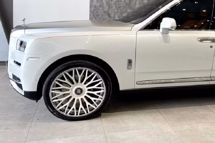 Trong suốt 3 năm làm chủ nhân của chiếc SUV siêu sang Rolls-Royce Cullinan này, con trai của một đại gia trong lĩnh vực ngành tiêu dùng và còn sở hữu 1 khu du lịch sinh thái chỉ mới cho xe lăn bánh hơn 1.800 km, tức trung bình mỗi năm xe chạy 600 km hay mỗi tháng chỉ lăn bánh đúng 50 km, một con số hết sức ấn tượng và có thể khiến nhà giàu Việt muốn trải nghiệm xe Rolls-Royce Cullinan đã qua sử dụng nhưng độ mới còn đến hơn 90% có thể tham khảo.