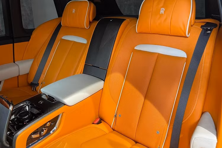 Nếu ghép thêm 2 con số đầu là 62 sẽ cho ra hàm ý lộc mãi tài, tức năm nào chủ nhân cũng có lộc và tiền tài. Chưa hết, dễ dàng nhận thấy chiếc SUV siêu sang Rolls-Royce Cullinan này có màu trắng và đường coachline màu cam bên hông xe là điểm nhấn nhưng chủ nhân là người thích chơi mâm độ nên đã bỏ la-zăng 22 inch nguyên bản của xe ra để lắp bộ mâm độ 24 inch đến từ thương hiệu Forgiato.