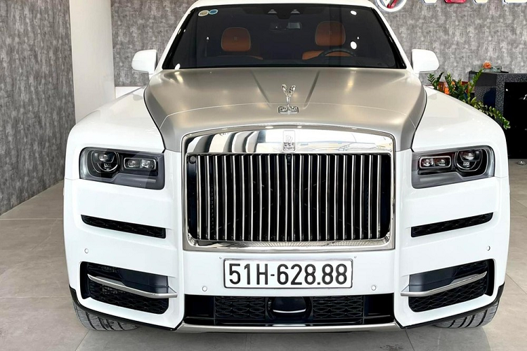  Rolls-Royce Cullinan siêu sang bán chạy nhất thế giới, dù ra đời muộn hơn Bentley Bentayga đến 3 năm. Tuy nhiên sự ưa chuộng của các khách hàng toàn cầu dành cho chiếc xe SUV đầu tiên của Rolls-Royce khiến đối thủ của mình phải ghen tỵ. Tại thị trường Việt Nam đã có hàng trăm chiếc xe Rolls-Royce Cullinan được mang về nước và nhiều xe đã được chủ nhân rao bán lại chỉ sau 1 năm hay nhiều nhất là 3 năm sở hữu.