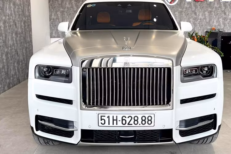  Rolls-Royce Cullinan siêu sang bán chạy nhất thế giới, dù ra đời muộn hơn Bentley Bentayga đến 3 năm. Tuy nhiên sự ưa chuộng của các khách hàng toàn cầu dành cho chiếc xe SUV đầu tiên của Rolls-Royce khiến đối thủ của mình phải ghen tỵ. Tại thị trường Việt Nam đã có hàng trăm chiếc xe Rolls-Royce Cullinan được mang về nước và nhiều xe đã được chủ nhân rao bán lại chỉ sau 1 năm hay nhiều nhất là 3 năm sở hữu.