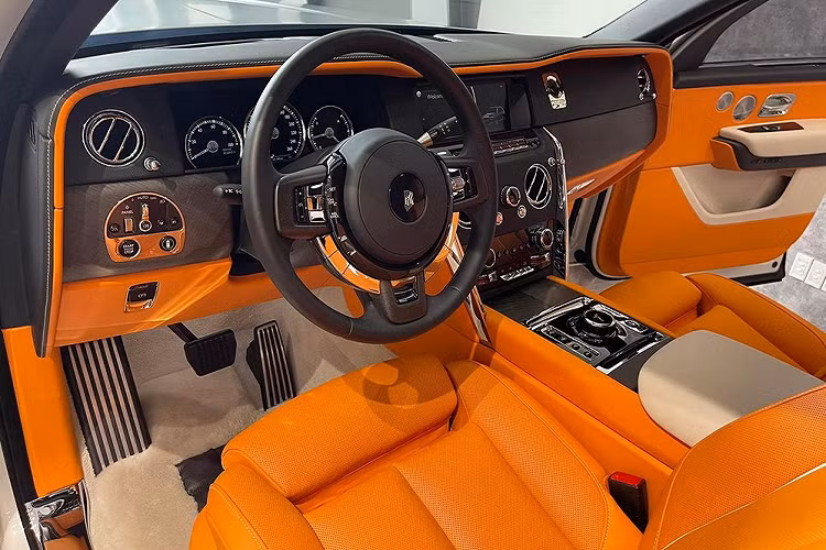 Có 3 điểm làm nên sự hấp dẫn của chiếc SUV siêu sang Rolls-Royce Cullinan trong bài viết này bao gồm biển số, bộ mâm độ của xe và cuối cùng là cách phối màu ngoại thất với nội thất rất đẳng cấp có thể chinh phục các đại gia khó tính nhất. Đầu tiên là việc chiếc Rolls-Royce Cullinan này sở hữu biển số Sài thành với 3 con số cuối trùng nhau ở số 8 hay còn gọi là tam hoa 8 thể hiện quyền lực, phát tài và may mắn cũng như thịnh vượng cho chủ nhân.