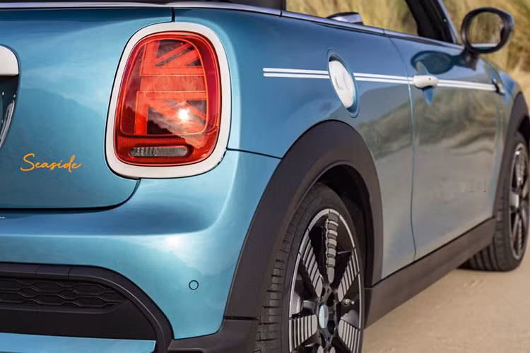 Convertible thế hệ tiếp theo được dự kiến là sẽ không xuất hiện cho đến năm 2025. Hiện không rõ liệu Mini có tiếp tục sản xuất và trưng bày phiên bản mui trần hiện tại hay không.