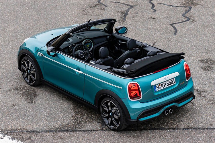 Phiên bản Mini Convertible Seaside dựa trên phiên bản Cooper S và có động cơ 4 xi-lanh 2.0 lít tăng áp, tạo ra công suất 176 mã lực. Mini Convertible Seaside Edition mui trần có khả năng tăng tốc từ 0 – 100 km/h trong 7,2 giây.