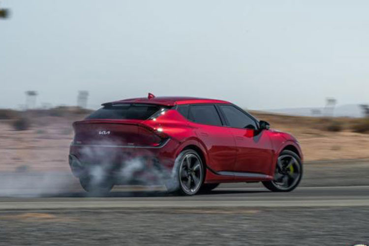 Tuy nhiên, sau một thời gian trải nghiệm, nhiều người dùng phàn nàn rằng, nó không giữ được phong độ ổn định như xe động cơ đốt trong, mà tùy biến theo tình trạng pin. Trước đó, khi ra mắt, hãng xe Hàn Quốc đã từng giới thiệu, Kia EV6 GT có khả năng tăng tốc từ 0 - 100km/h trong 3,5 giây. 