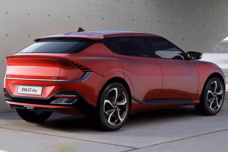 Với chiếc Kia EV6 GT 2023, hãng không tiết lộ khi xe còn dưới 70% pin sẽ bị giảm công suất cực đại xuống bao nhiêu, nhưng khả năng vận hành của xe khi pin ở trên mức đó thì cực kỳ ấn tượng. Hãng Kia cho biết, EV6 GT có khả năng tăng tốc chẳng hề kém cạnh gì so với các mẫu xe thể thao tốc độ cao.