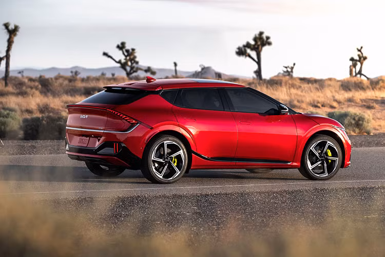 Được biết, Kia EV6 GT chạy điện không phải là trường hợp duy nhất bị giảm công suất cực đại khi pin không đầy, nhưng đây vẫn là điều khiến các fan của Kia khó lòng chấp nhận.