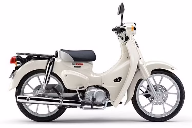 Điểm khác biệt giữa Cross Cub 110 so với Super Cub 110 chính là xe được trang bị đèn pha và ống xả có thiết kế bụi bặm hơn, dàn nhựa của xe Cross Cub 110 2022 cũng được thiết kế tối giản hơn.