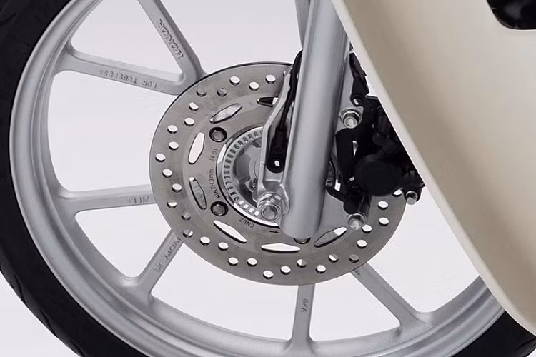 Bánh sau của mẫu xe máy Honda Super Cub 110 huyền thoại phiên bản nâng cấp mới này sẽ có cả phanh tang trống/phanh đĩa ABS. Ngoài ra Super Cub 110 2022 còn được trang bị mâm xe hợp kim nhôm 17 inch, đi kèm lốp xe 80/90 phía trước và phía sau.