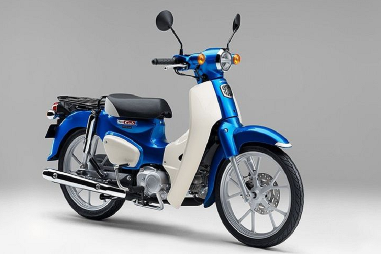Hãng xe Nhật Bản vừa tung ra thị trường dòng xe số Honda Super Cub 110 2022 mới, gồm hai phiên bản Super Cub 110 và Cross Cub 110. Mẫu xe huyền thoại vẫn giữ lại kiểu dáng cổ điển được ưa chuộng qua hàng chục năm nhưng bổ sung thêm một số trang bị hiện đại.
