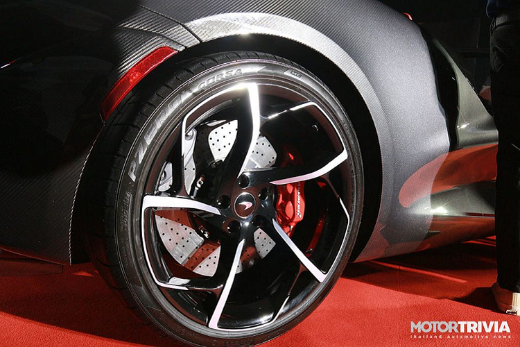 Thậm chí, để giảm tải khối lượng xe một cách hiệu quả nhất, McLaren Elva không có hệ thống âm thanh, đây sẽ là một trang bị đặt hàng riêng.