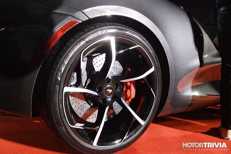 Thậm chí, để giảm tải khối lượng xe một cách hiệu quả nhất, McLaren Elva không có hệ thống âm thanh, đây sẽ là một trang bị đặt hàng riêng.