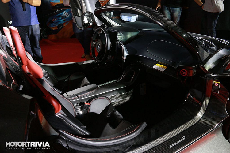 Tại thị trường Thái Lan, chiếc siêu xe này được trang bị bộ mâm hợp kim 5 chấu siêu nhẹ thay cho loại 10 chấu tiêu chuẩn. Bộ mâm này được bao bởi lốp Pirelli P Zero Corsa thay cho loại Pirelli P Zero tiêu chuẩn. Điểm nổi bật trên McLaren Elva là hệ thống kiểm soát luồng khí chủ động (Active Air Management System - AAMS) lần đầu tiên xuất hiện trên thế giới.