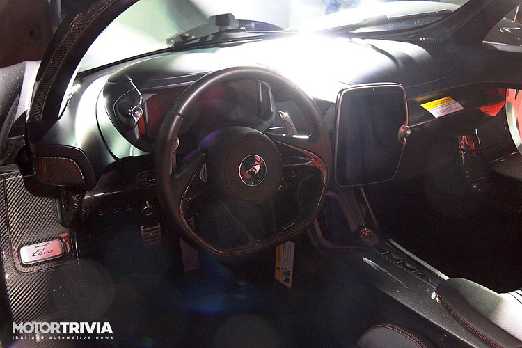 Ở phía sau, McLaren Elva được trang bị cánh gió lớn có thể tự điều chỉnh cả về chiều cao lẫn góc nghiêng để tối ưu hóa khả năng khí động học. Cánh gió này còn có chức năng như một phanh không khí. Bộ khuếch tán phía sau dẫn luồng khí mà không làm giảm đường thoát khí, hoạt động kết hợp với cánh gió sau.