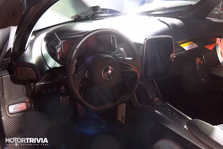 Ở phía sau, McLaren Elva được trang bị cánh gió lớn có thể tự điều chỉnh cả về chiều cao lẫn góc nghiêng để tối ưu hóa khả năng khí động học. Cánh gió này còn có chức năng như một phanh không khí. Bộ khuếch tán phía sau dẫn luồng khí mà không làm giảm đường thoát khí, hoạt động kết hợp với cánh gió sau.