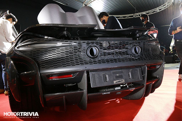 McLaren Elva Roadster mới nằm trong dòng sản phẩm Ultimate Series của thương hiệu Anh Quốc và thuộc thế hệ thứ 5 bên cạnh McLaren F1, McLaren P1, McLaren Senna và McLaren Speedtail. Elva là chiếc xe đường phố đầu tiên có buồng lái mở được sản xuất tại nhà máy Woking và cũng là chiếc xe nhẹ nhất của thương hiệu McLaren.