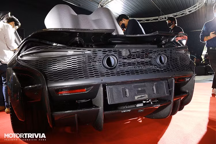 McLaren Elva Roadster mới nằm trong dòng sản phẩm Ultimate Series của thương hiệu Anh Quốc và thuộc thế hệ thứ 5 bên cạnh McLaren F1, McLaren P1, McLaren Senna và McLaren Speedtail. Elva là chiếc xe đường phố đầu tiên có buồng lái mở được sản xuất tại nhà máy Woking và cũng là chiếc xe nhẹ nhất của thương hiệu McLaren.