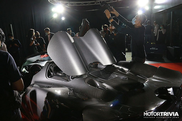 “Siêu xe không mui” có kích thước chiều dài 4.611 mm, chiều rộng 1.944 mm cũng như chiều cao 1.088 mm. Trọng lượng của xe chỉ ở mức 1.351 kg nhờ hệ thống khung gầm và thân vỏ bằng sợi carbon.