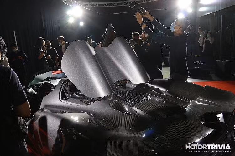 “Siêu xe không mui” có kích thước chiều dài 4.611 mm, chiều rộng 1.944 mm cũng như chiều cao 1.088 mm. Trọng lượng của xe chỉ ở mức 1.351 kg nhờ hệ thống khung gầm và thân vỏ bằng sợi carbon.