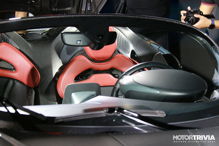 Với cửa gió trung tâm lớn nằm ngay phía trên bộ chia, lỗ thoát khí ở phía trước và bộ làm lệch hướng gió làm từ sợi carbon nằm ở mui xe; hệ thống này giúp tạo ra vùng áp suất thấp cho đầu xe, đồng thời đảm bảo lực ép (downforce) tối ưu nhất. Chưa hết, AAMS còn tạo ra một “bong bóng” tĩnh cho khoang cabin giúp hạn chế luồng khí tạt vào người lái.