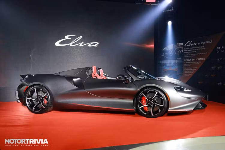 Bước vào trong cabin, McLaren Elva gây chú ý với một loạt các trang bị như hệ thống ghế ngồi bọc da aniline được phát triển riêng cho xe có khoang lái mở, màn hình cảm ứng 8 inch đóng vai trò trung tâm điều khiển mọi tính năng trên xe. Nội thất của McLaren Elva được làm từ chất liệu Ultrafabric mới, có độ thông thoáng cao, bền, chống ẩm và có thể giúp cố định cơ thể người ngồi.