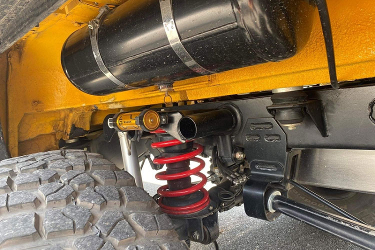 Ngoại thất chiếc Mercedes-Benz G63 AMG 6x6 này vô cùng hầm hố, vì thuộc đời 2013 - 2015 nên đầu xe chỉ gồm logo ngôi sao ba cánh cùng nan ngang mạ chrome nằm chính giữa. 