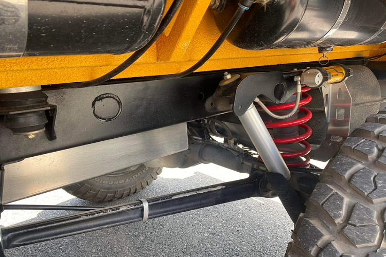 Một số chi tiết đáng chú ý khác trên xe là bộ la-zăng đen 18 inch cùng dàn lốp cỡ lớn dành cho xe địa hình, nhiều bộ phận làm từ sợi carbon như vòm bánh trước, vòm bánh sau, khung đèn nóc xe, cản sau...