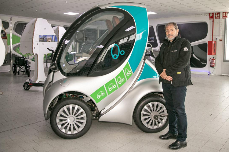 Công nghệ giúp đẩy nửa sau của xe lên phía trước, và cabin được nâng lên theo hướng dốc về trước. Nhờ vậy, Lakota giảm một mét chiều dài, và tài xế có thể bước ra khỏi xe từ phía trước