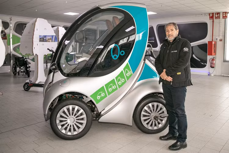 Công nghệ giúp đẩy nửa sau của xe lên phía trước, và cabin được nâng lên theo hướng dốc về trước. Nhờ vậy, Lakota giảm một mét chiều dài, và tài xế có thể bước ra khỏi xe từ phía trước