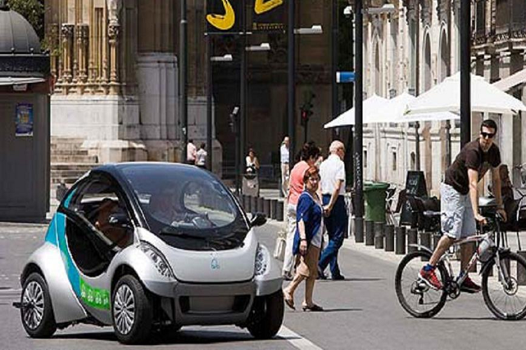 Tài xế có thể tiết kiệm chi phí nếu đồng ý cho quảng cáo lên phần màn hình sẽ hiện ra phía sau khi xe gập lại