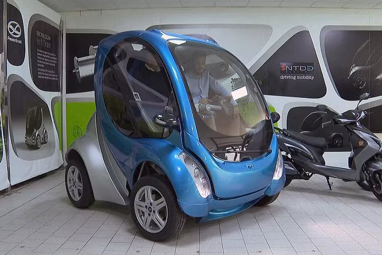 Sản phẩm có tên Lakota 2023 chạy điện, xe vẫn trong quá trình phát triển, với kích thước khi thu lại có thể giúp để được cùng lúc 3 xe trong một ô đỗ thông thường