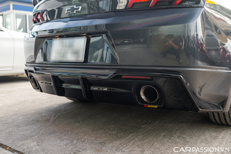 Chevrolet Camaro được trang bị khối động cơ 4 xi-lanh có dung tích 2.0 lít, sản sinh công suất 275 mã lực tại 5.500 vòng/phút và mô-men xoắn 400 Nm tại 3.000 vòng/phút. Xe tăng tốc từ 0-100 km/h trong 5,4 giây.