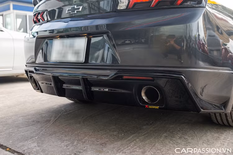 Chevrolet Camaro được trang bị khối động cơ 4 xi-lanh có dung tích 2.0 lít, sản sinh công suất 275 mã lực tại 5.500 vòng/phút và mô-men xoắn 400 Nm tại 3.000 vòng/phút. Xe tăng tốc từ 0-100 km/h trong 5,4 giây.