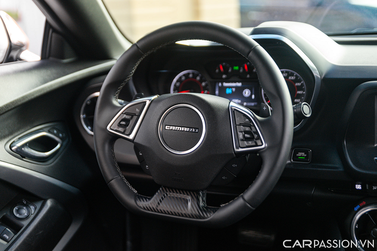 Đuôi xe có thiết kế đơn giản với logo Chevrolet sơn đen, cụm ống xả độ tới từ hãng độ Akrapovic có âm thanh khỏe khoắn hơn đặt đối xứng hai bên.