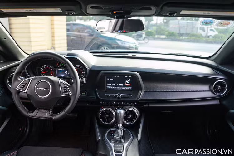 Bộ mâm xe sử dụng vẫn là loại nguyên bản thiết kế 5 chấu kép có kích thước 20 inch, ẩn phía sau là cùm phanh màu đỏ đối lập.