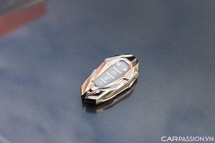 Chevrolet Camaro là mẫu xe thể thao 2+2. Điều này có nghĩa ngoài hai ghế hàng trước, chiếc xe có thêm hai ghế phụ nhỏ ở phía sau. Phần ghế ngồi nguyên bản đã được thay thế bằng ghế của phiên bản ZL1.