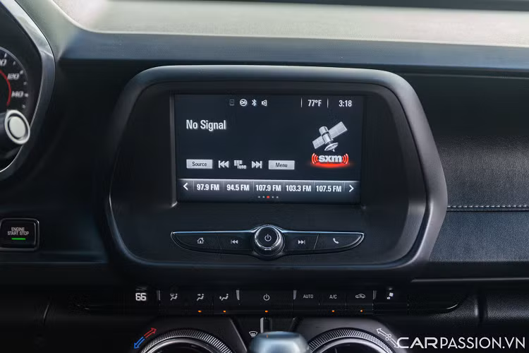 Nội thất của Chevrolet Camaro có thiết kế đơn giản, nội thất bọc da màu đen kết hợp với nhiều chi tiết nhựa sần. Dù đã 6 năm tuổi nhưng chất lượng nội thất trong xe được đánh giá cao, chưa xuất hiện nhiều vết nhăn của da.