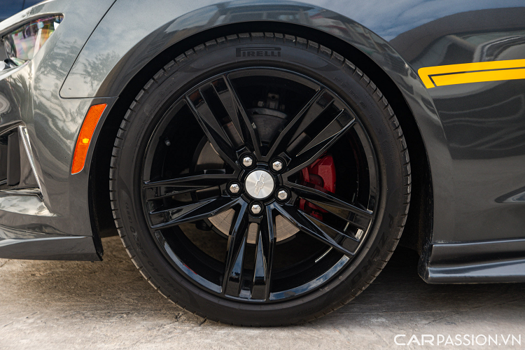 Với những chi tiết này đã mang đến cho chiếc xe một cái nhìn thể thao hầm hố hơn so với nguyên bản. Cản trước thể thao bè rộng. Hai hốc hút gió hai bên lớn hơn. Cụm đèn pha trên xe là loại HID, kết hợp đèn định vị LED.