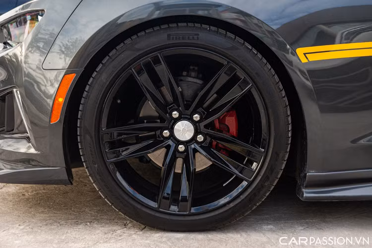 Với những chi tiết này đã mang đến cho chiếc xe một cái nhìn thể thao hầm hố hơn so với nguyên bản. Cản trước thể thao bè rộng. Hai hốc hút gió hai bên lớn hơn. Cụm đèn pha trên xe là loại HID, kết hợp đèn định vị LED.